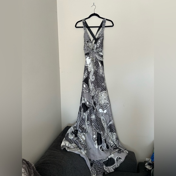 Dave & Johnny Dresses & Skirts - Dave & Johnny Black and White Paisley Maxi Dress with Crisscross Straps size 5/6